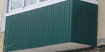 Выполнена отделка сайдингом, установлено холодное остекление.