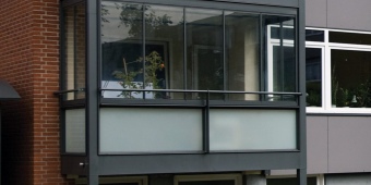 Холодное П-образное французское остекление с отделкой металлопластиковым сайдингом «под ключ».