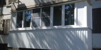 Остекление балкона в 5-ти этажке. Профиль Deceuninck Forvard 60, фурнитура Roto NT. Снаружи обшивка белым профлистом.