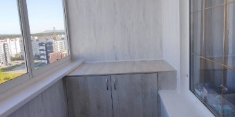 Остеклили балкон, выполнили отделку ламинированными панелями ВЕК, изготовили тумбу из ЛДСП в 3комн. квартире ташкент, балкон 6м