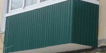 Выполнена отделка сайдингом, установлено холодное остекление.