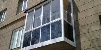 Панорамное французское остекление на балконе с выносом по полу