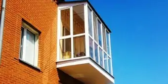 Остекление французского типа пластиковым профилем с выносом балкона