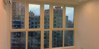 Тёплое французское остекление лоджии с утеплением и обшивкой пластиком.