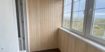 Остекление балкона макаровской планировки система VEKA 70 с раскладкой. Отделка евровагонкой липа под покраску